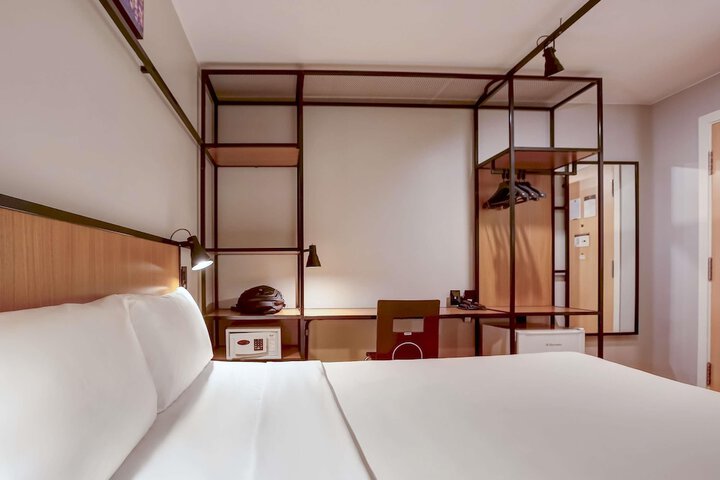 Room 53 of 110