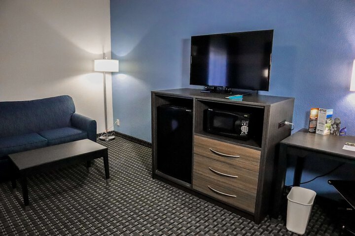 1 King Bed Ground Floor Flat Screen Television High Speed Internet Accessible Microwave (14 of 15)