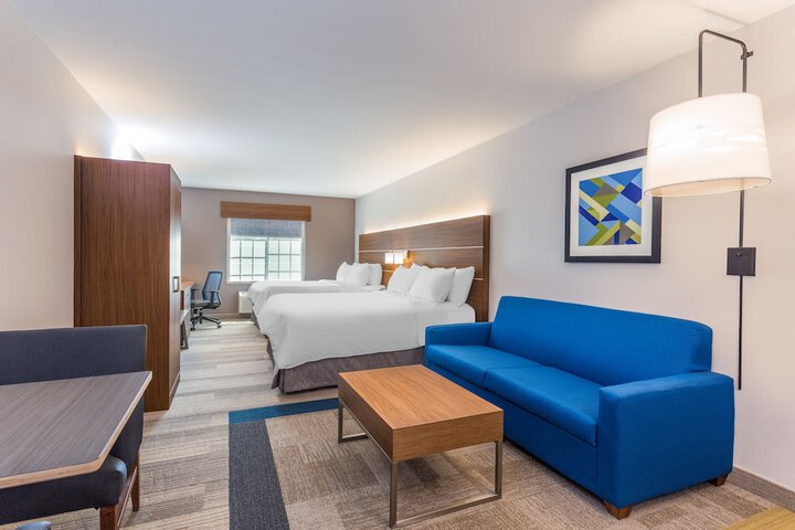 2 Queen Beds (8 of 12)