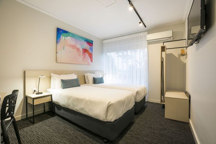 Room 6 of 32