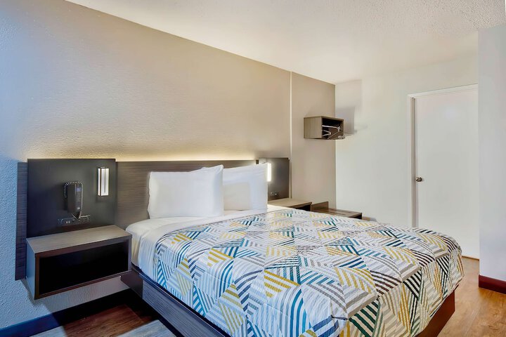 1 Queen Bed Micfridge (1 of 8)