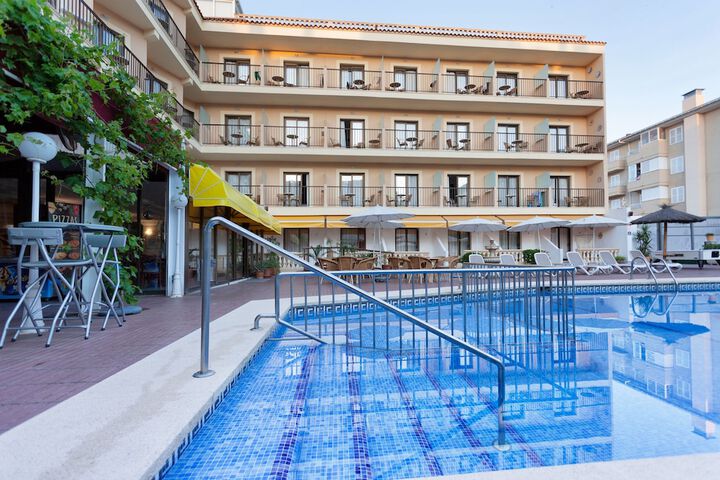 Hotel Pool