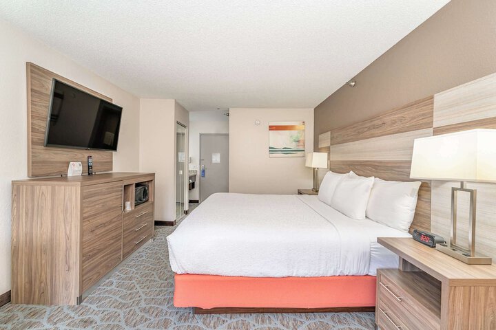 1 King Accessible Comm Assist Bathtub Microwave, Refrigerator WiFi Full Breakfast (7 of 20)