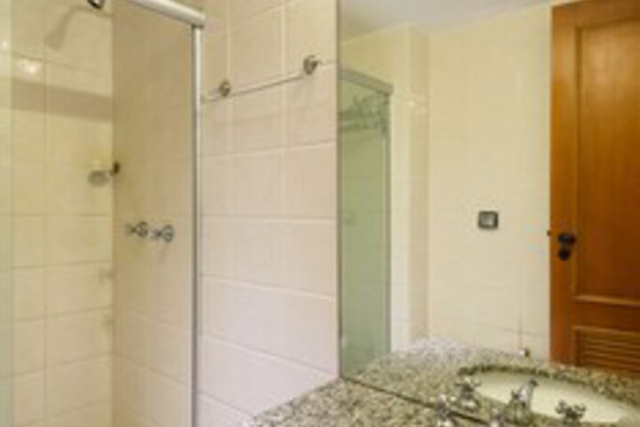 Room 6 of 33