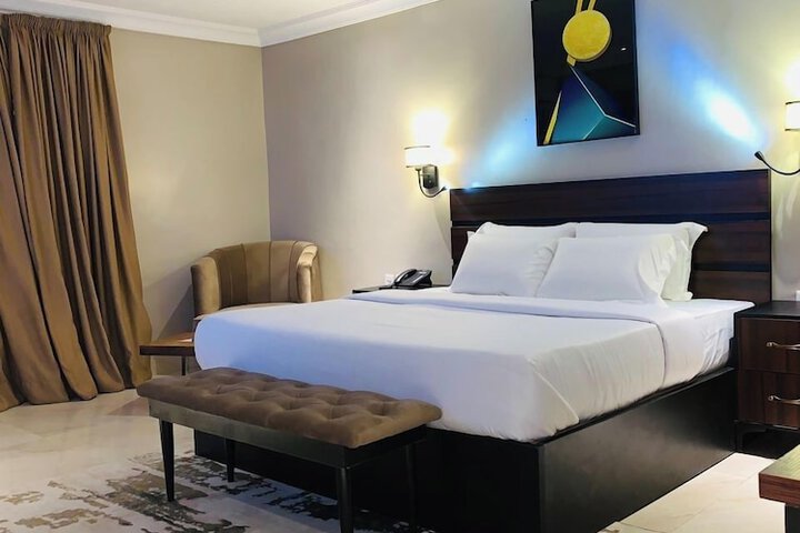 Room 6 of 28