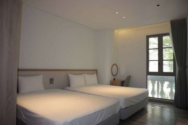 Room 8 of 18