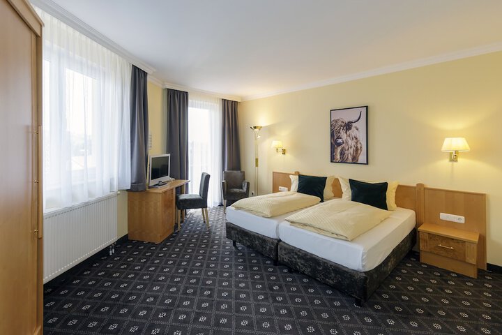 Room 8 of 28