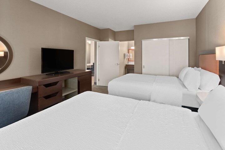 2 Queen Beds with Micro Refrigerator (8 of 9)