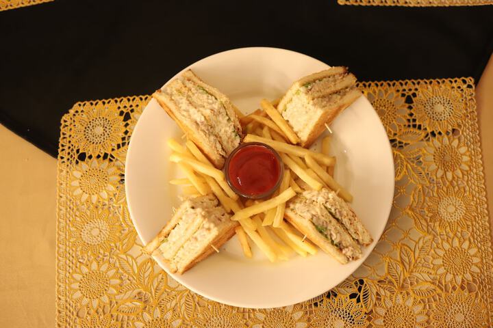 Dining 39 of 48