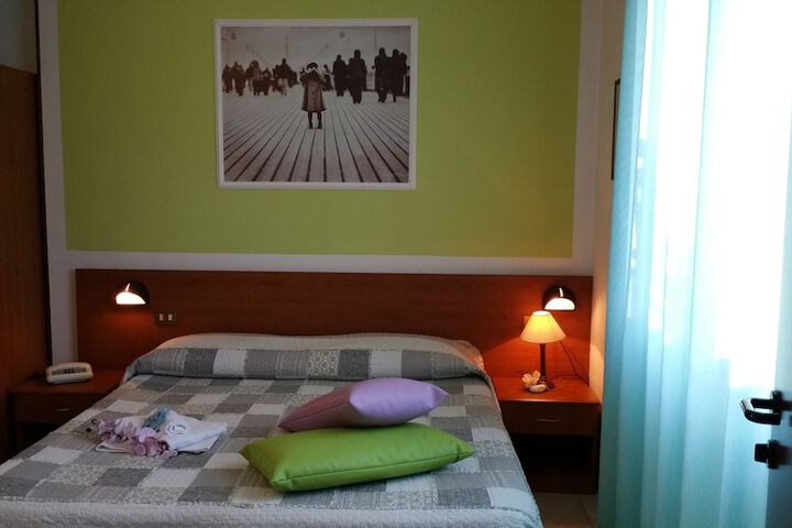Room 5 of 27