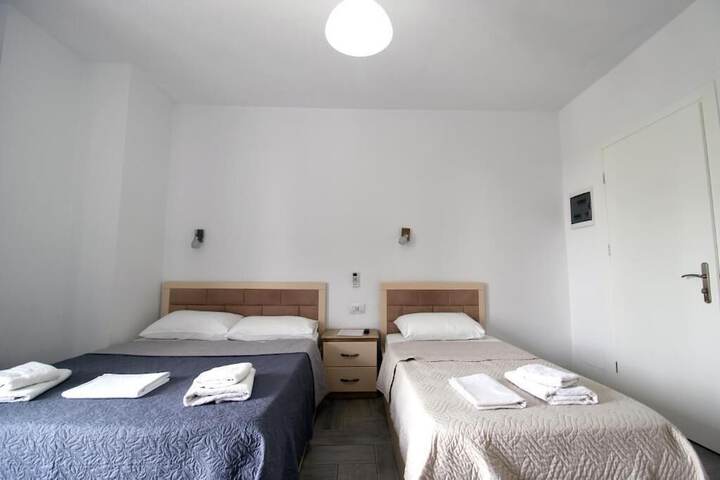 Room 33 of 86