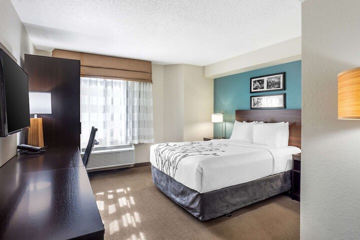 1 Queen Bed (10 of 14)