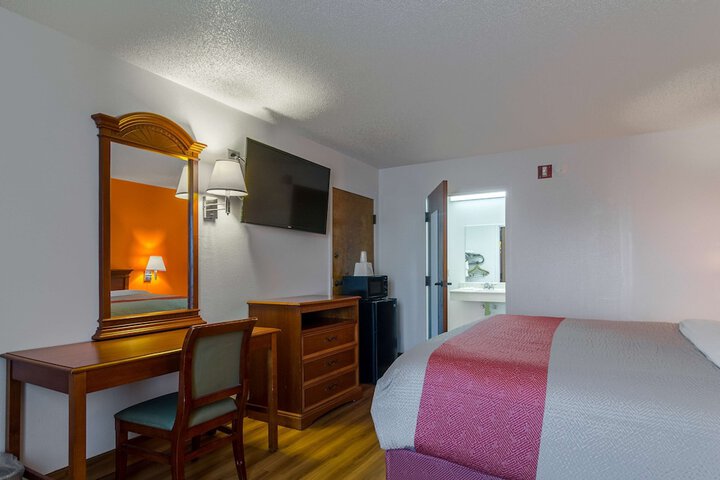 1 King Bed (2 of 9)