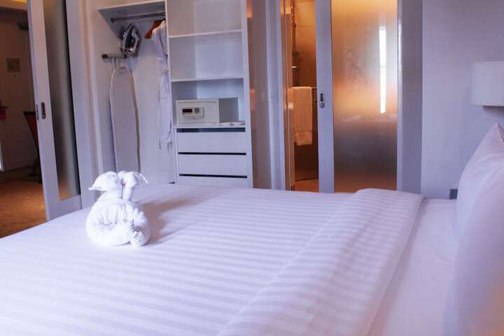 Room 10 of 104
