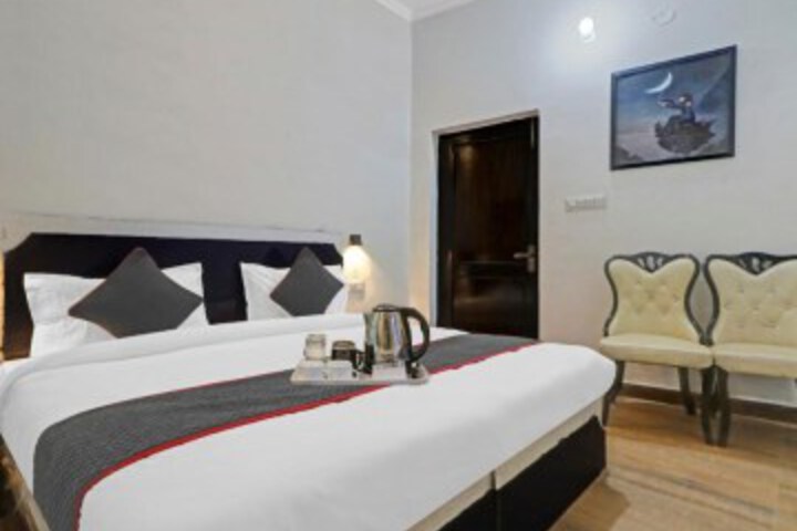 Image of OYO Townhouse 880 Saffron Hotel & Banquet