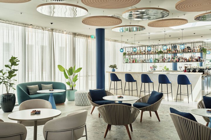 Lounge 63 of 70