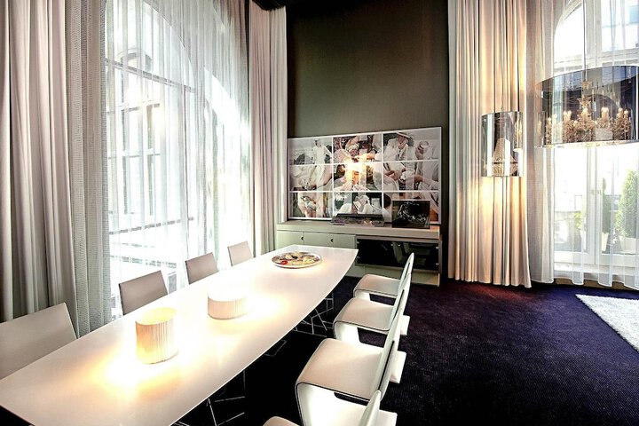 Room 45 of 215