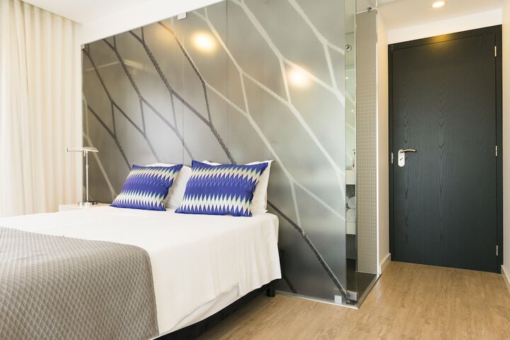 Room 25 of 77