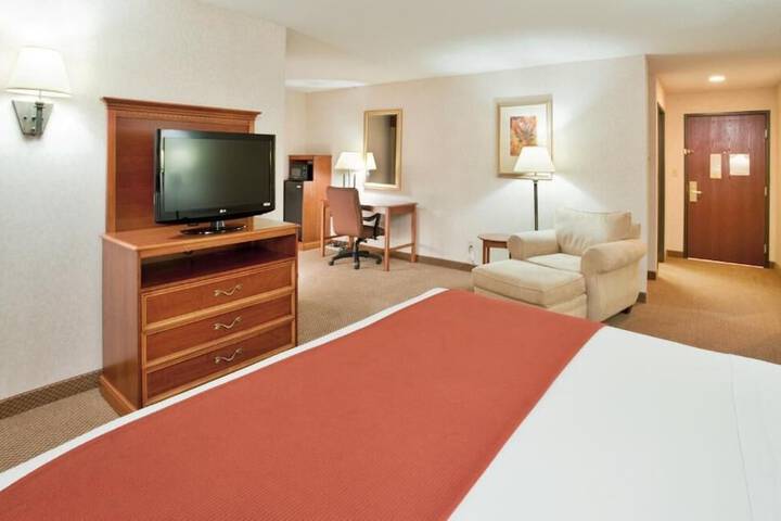 1 King Bed Accessible (7 of 8)