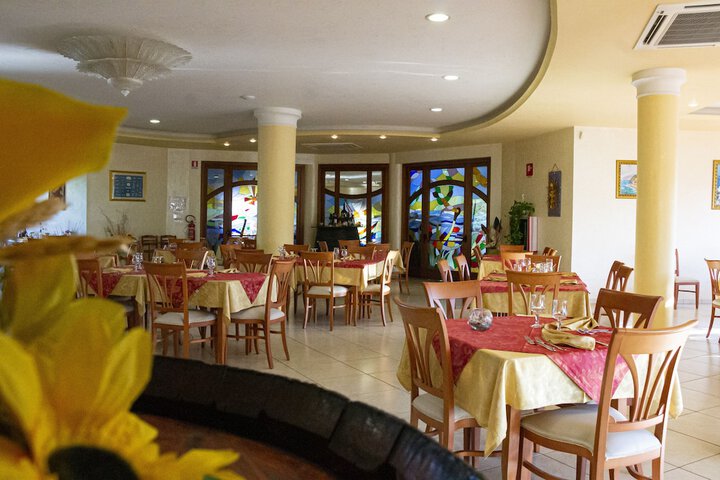 Dining 48 of 63