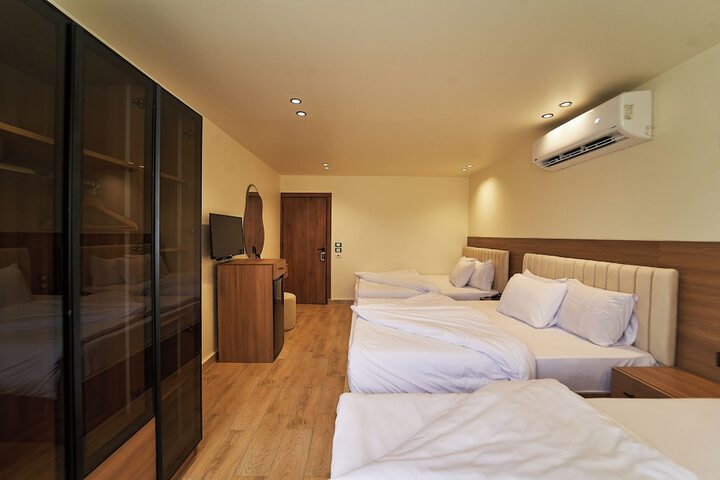 Room 33 of 174