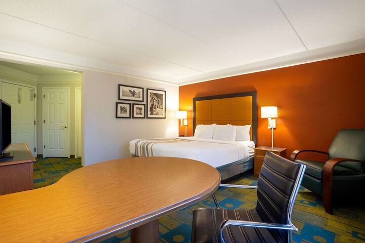 1 King Bed Deluxe Room (10 of 16)