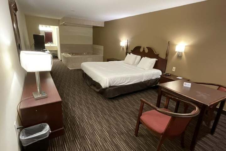 1 King Bed (5 of 5)