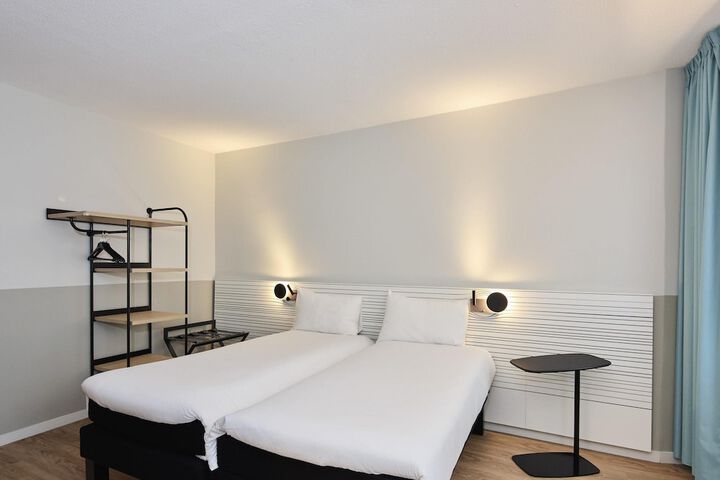Room 15 of 48