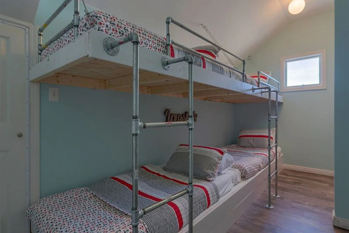 Room 6 of 10