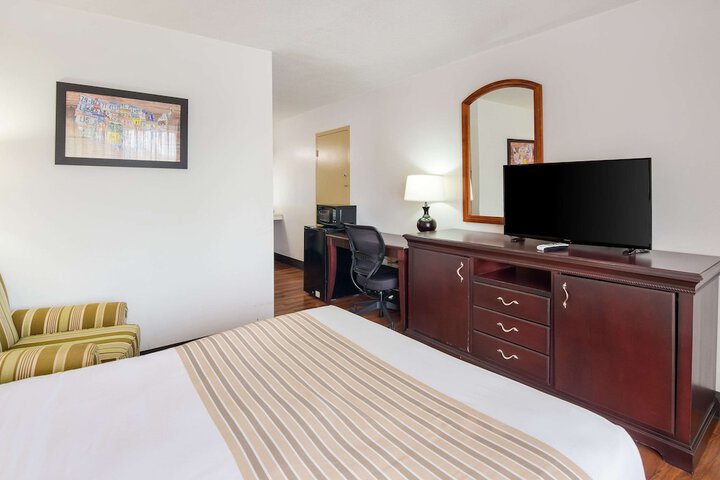 1 Queen Bed (2 of 15)