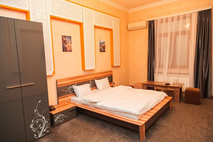 Room 6 of 18