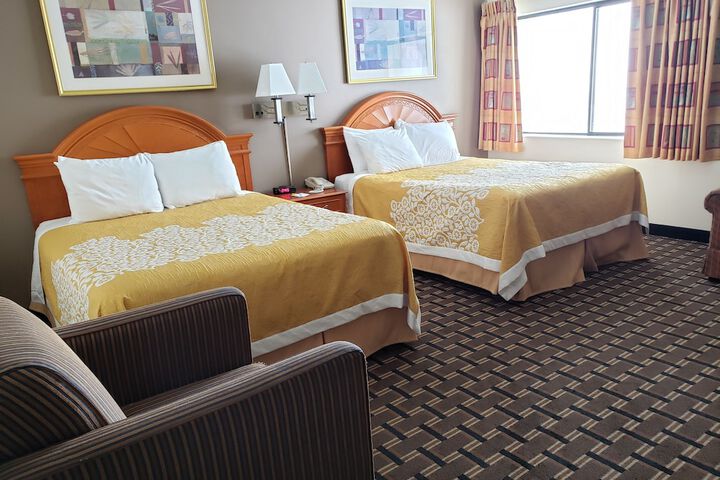 1 Queen Bed No Elevator (28 of 33)