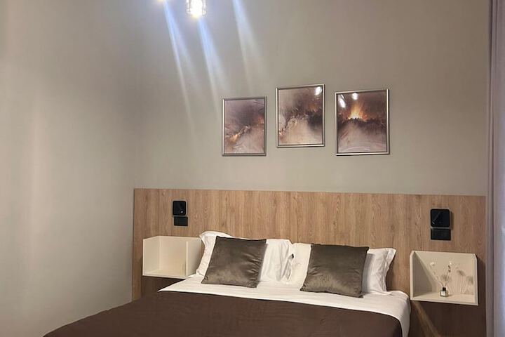 Room 7 of 105