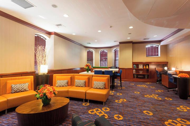 Lounge 27 of 43