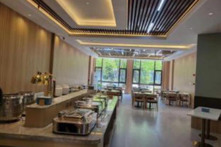 Xinlong Holiday Business Hotel(Qingdao Shandong University of Science and Technology Store)