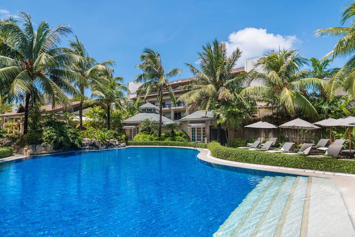 Hotel with Pool