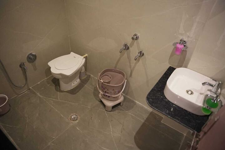 Room 4 of 5