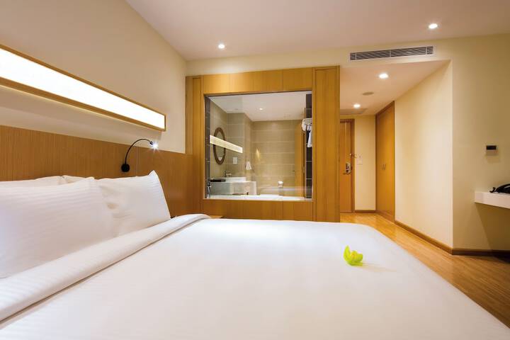 Room 17 of 180