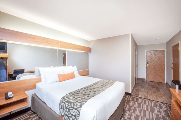 1 Queen Bed (11 of 23)
