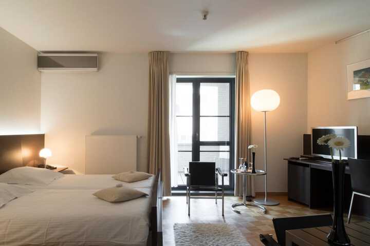 Room 16 of 40