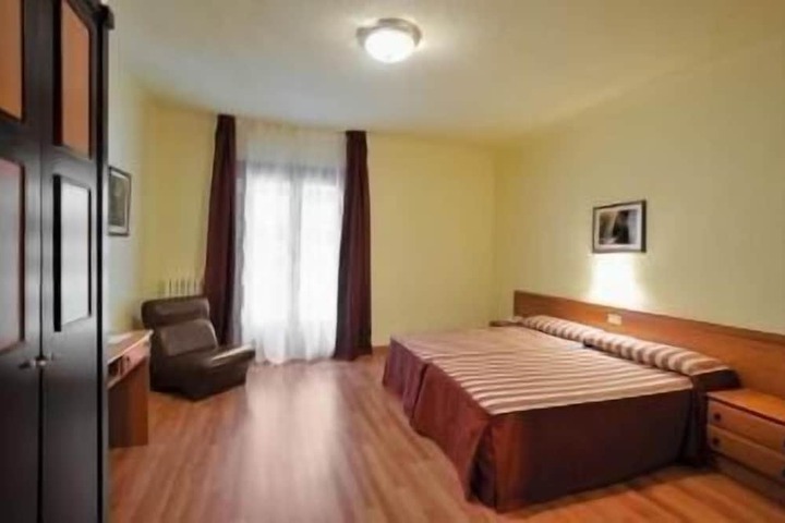 Room 5 of 18