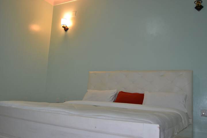 Room 6 of 32