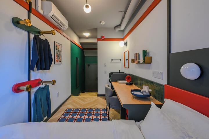 Room 6 of 40