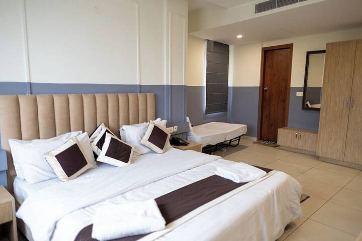 Room 5 of 8