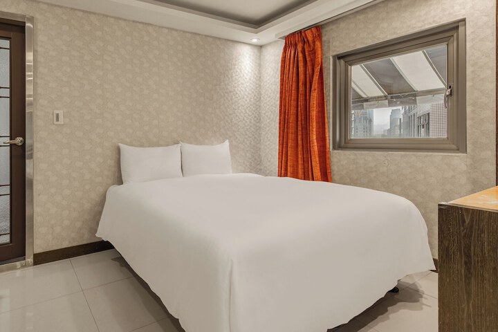 Room 52 of 100
