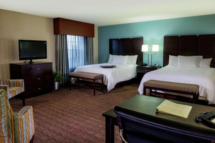 2 Queen Beds (9 of 12)