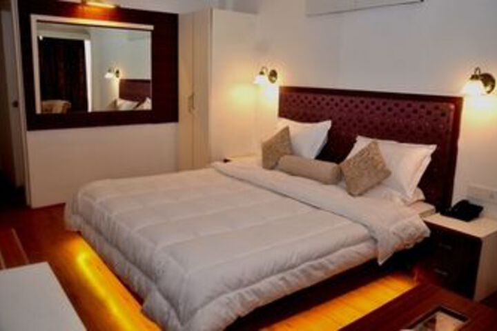 Room 4 of 9