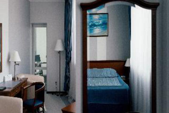 Room 5 of 10