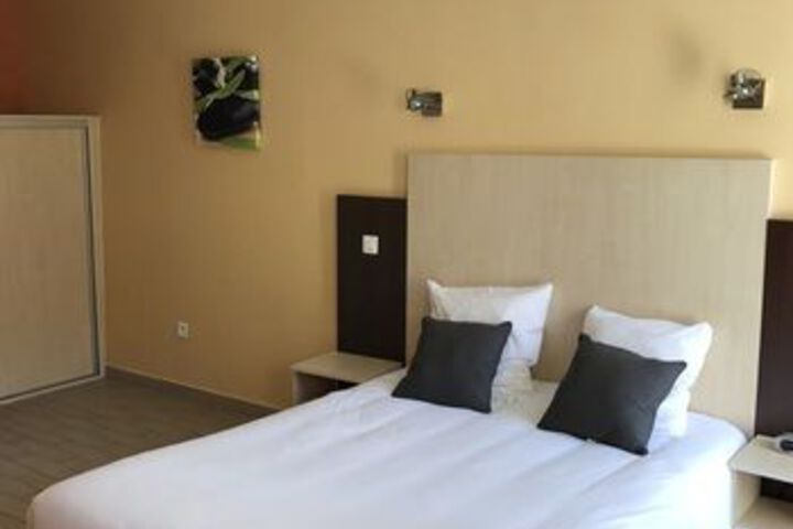 Room 15 of 33