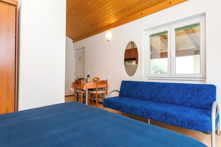Room 4 of 8
